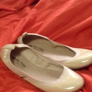 NWOT Kenneth Cole Reaction Tan Ballet FLats